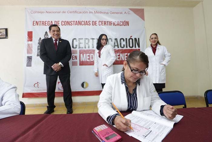 En sólo dos años, más de dos mil médicos generales se han certificado en Michoacán
