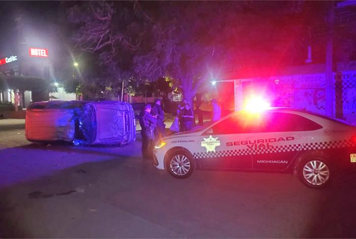  En su camioneta perseguía a sujetos que robaron una moto y termina volcado