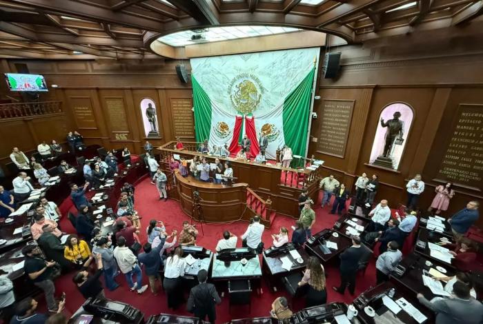 En tensa jornada y con una adición, aprobó Congreso de Michoacán reforma sobre apología del delito