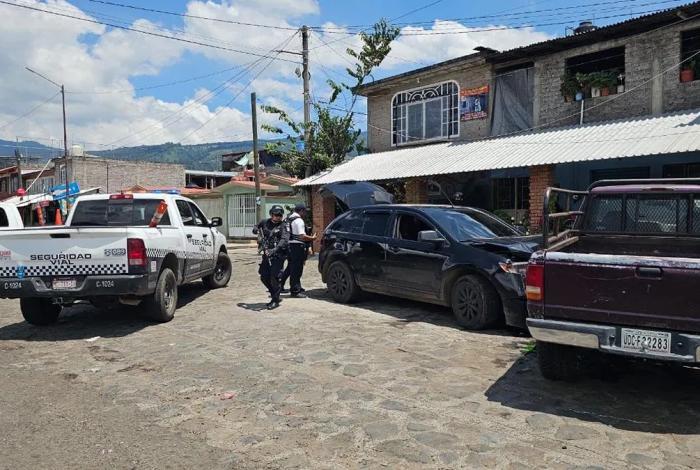 En Tingambato aseguran un vehículo con cartuchos útiles y ropa táctica