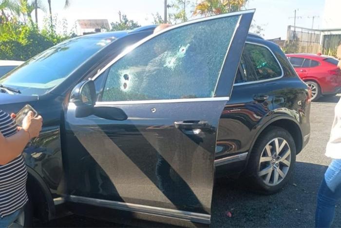 En Uruapan atacan a un automovilista en el estacionamiento de un restaurante; se reporta grave