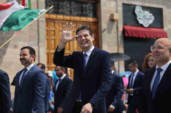  Encabeza Alfonso Martínez colorido desfile cívico militar