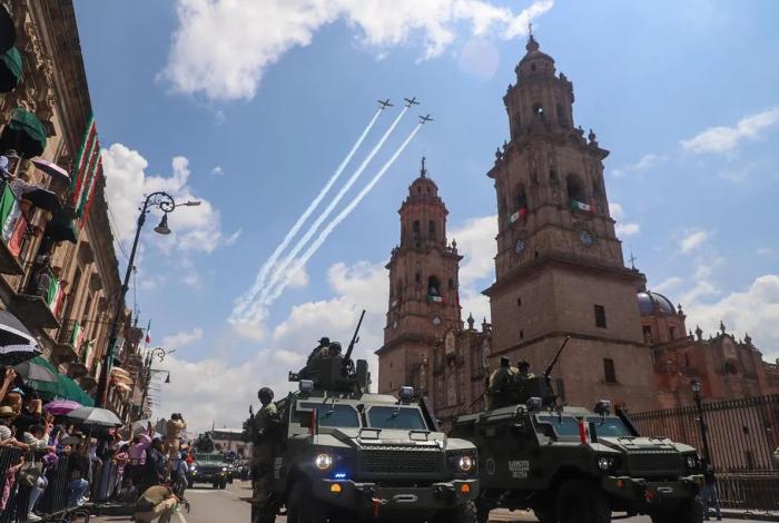 Encabeza Bedolla desfile cívico militar en honor a Morelos; familias desbordan orgullo y pertenencia