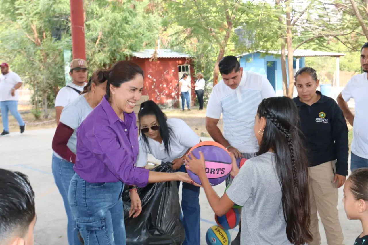 Encabeza Fanny Arreola Caravana de Reyes Magos a comunidades y colonias de Apatzingán