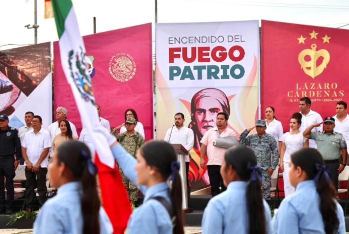 Encienden el Fuego Patrio en Acalpican de Morelos