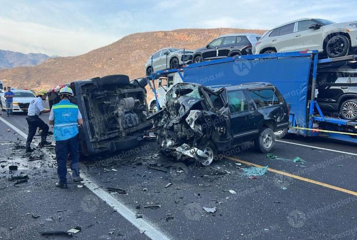Encontronazo de camionetas deja siete mu3rtos en la Siglo XXI