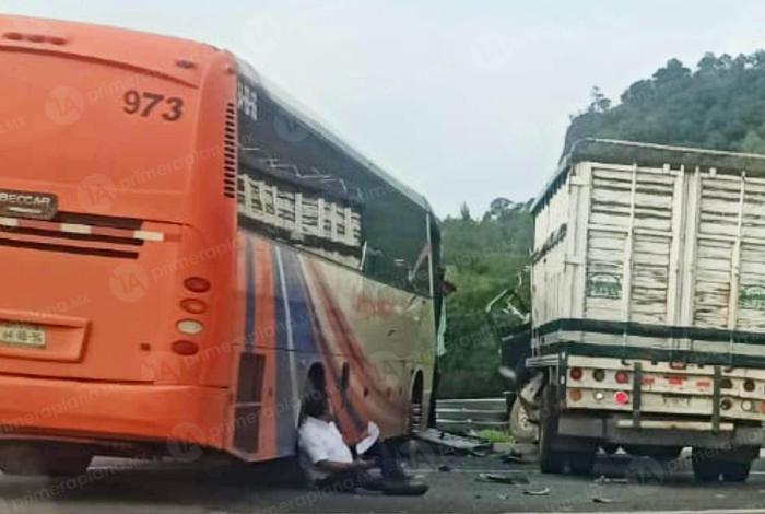Encontronazo entre autobús de pasajeros y camión de carga, en la Siglo XXI