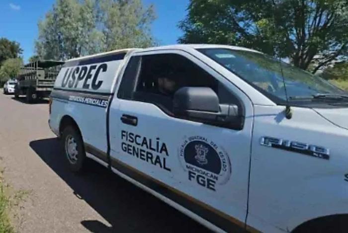 Encuentran a un hombre sin vida, con múltiples impactos de bala en puente de Uruapan, Michoacán