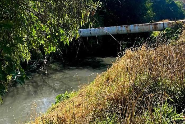Encuentran cadáver con impactos de bala en río de Atapaneo, Morelia