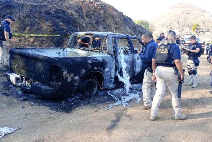 Encuentran camioneta calcinada en Tiquicheo; creen que puede ser de Rogelio Portillo