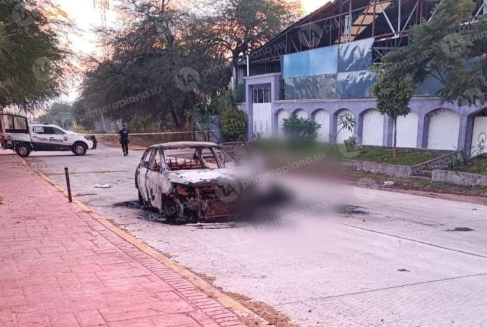 Encuentran cu3rpo calcin4do junto a un vehículo en Cuitzeo