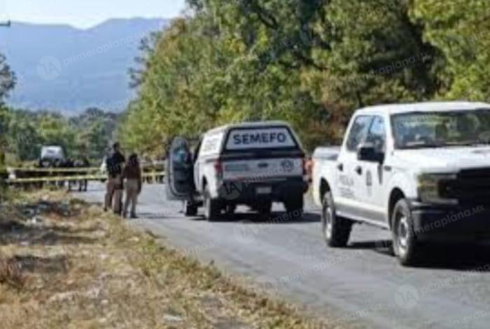 Encuentran cu3rpo desm3mbrado en carretera de Apatzingán