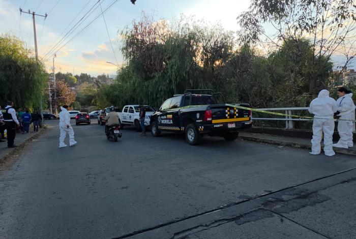 Encuentran cuerp0 de un hombre flotand0 en canal de aguas negras