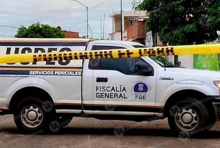 Encuentran mu3rt0 a un joven en avenida de Apatzingán
