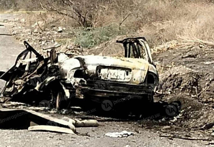 Encuentran taxi calcinado por drones con explosivos, en Apatzingán