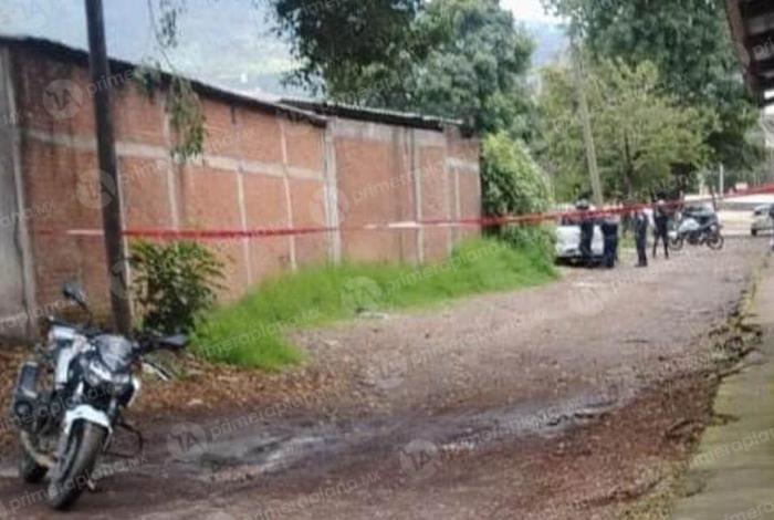 Encuentran un cu3rpo en camioneta abandonada sobre Boulevard de Uruapan