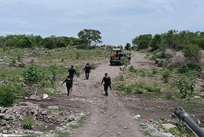 Enfrentamientos criminales desatan caos y abandono en El Guayabo, en Apatzingán