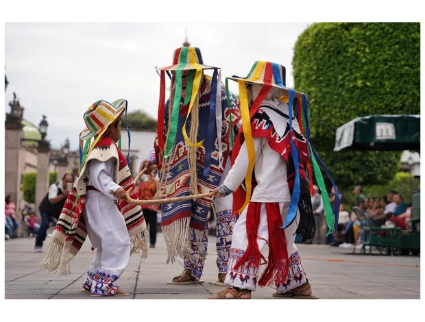 Enseñar a los nietos, una herencia que asegura la Danza de los Viejitos