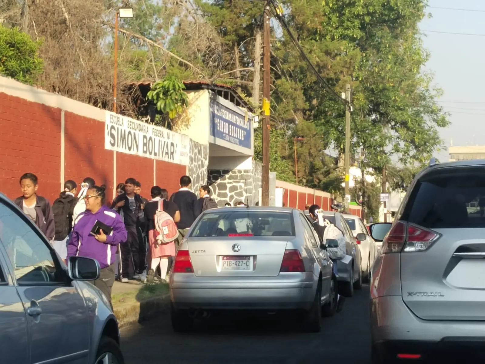 Entre confusión por el calendario, alumnos asisten a clases normales