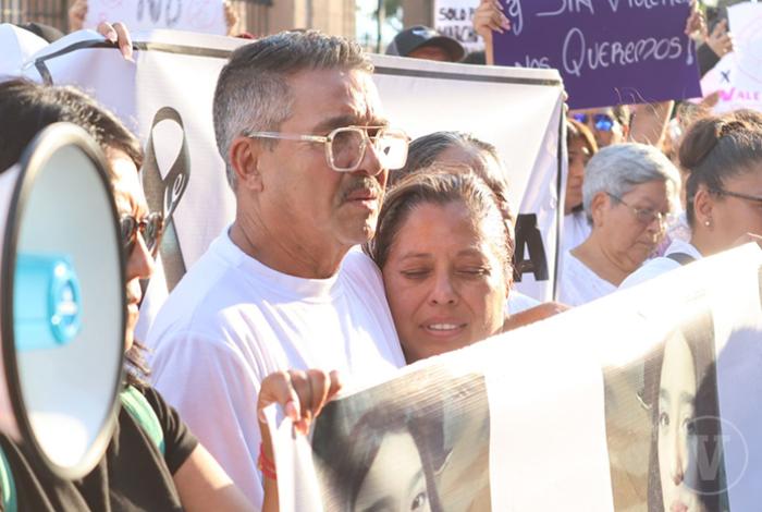 Entre dolor y rabia, exigen justicia para Valeria frente a Palacio de Gobierno