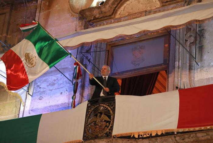 Entre familias y fervor patrio, Bedolla da el Grito de Independencia en el Centro Histórico