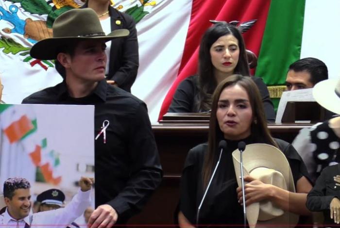 Entre gritos de "no estas sola", Grecia Itzel Quiroz toma protesta como presidenta municipal de Uruapan