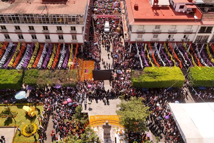 Entre honores y disturbios se da el adiós a Carlos Manzo en Uruapan y Morelia