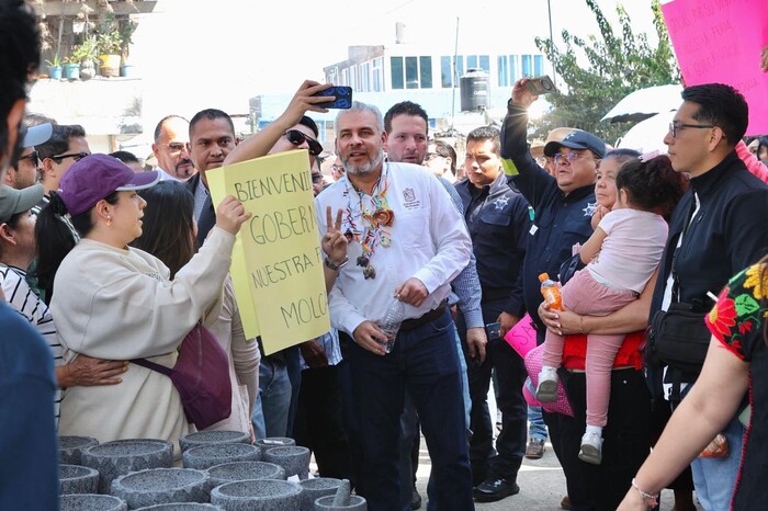 Entre muestras de apoyo y cariño reciben a Bedolla en la Feria del Molcajete