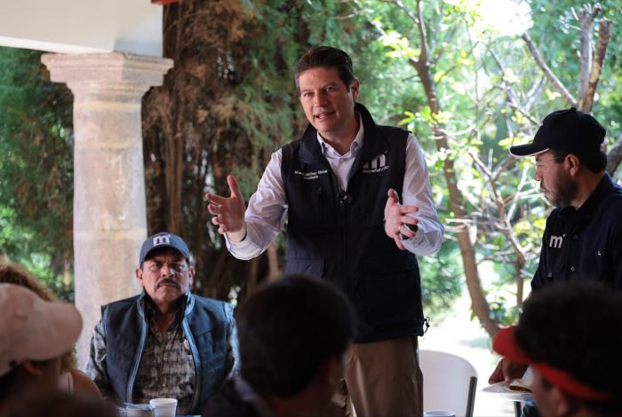 Entrega Alfonso Martínez material para mejorar área gastronómica de Mercado Independencia