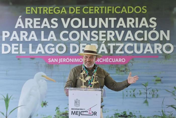 Entrega Bedolla a comunidades certificados de áreas voluntarias para conservar el lago de Pátzcuaro