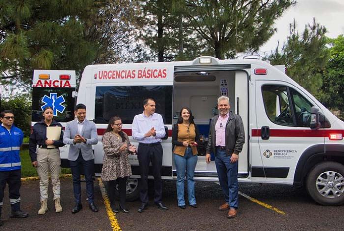  Entrega Bedolla nueva ambulancia a presidenta municipal de Queréndaro