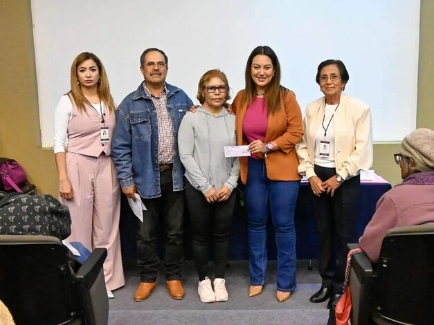  Entrega de apoyos a mujeres con cáncer en Zacapu: Mónica Valdez