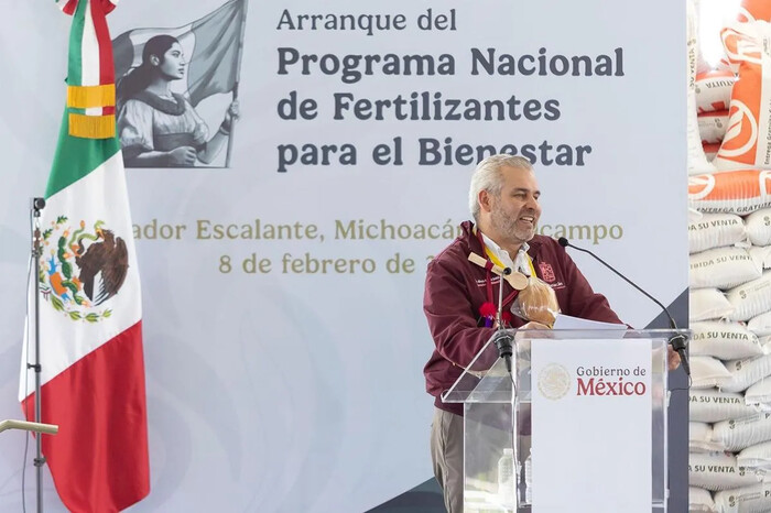  Entrega de fertilizantes gratuitos con avance del 80%: Bedolla