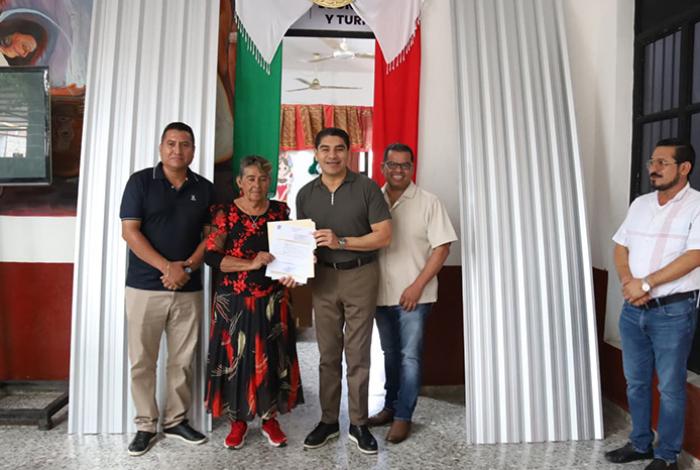 Entrega el alcalde Pablo Varona apoyos de material para mejoramiento de vivienda en Huetamo