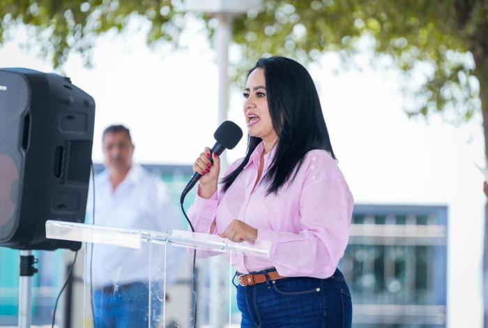  Entrega Gladyz Butanda escrituras a familias de Buenavista