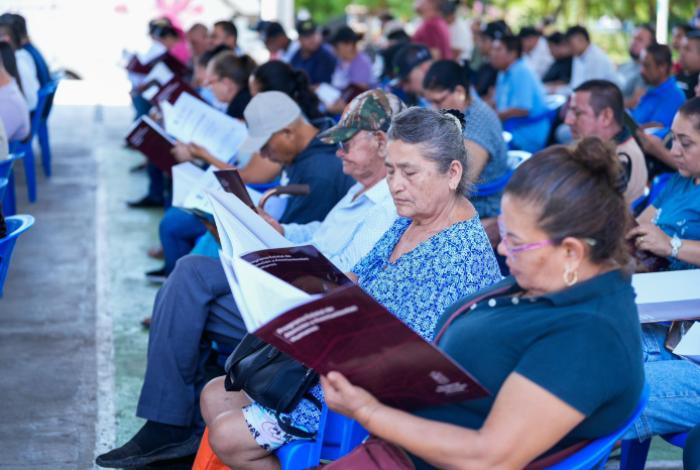 Entrega Gladyz Butanda escrituras a familias de Buenavista