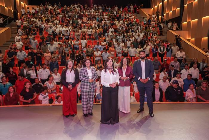 Entrega la SEE documentos que acreditan certidumbre laboral a docentes