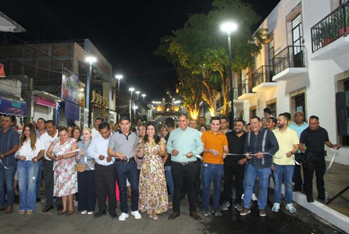 Entrega Pablo Varona la remodelación de una de las calles principales de Huetamo.