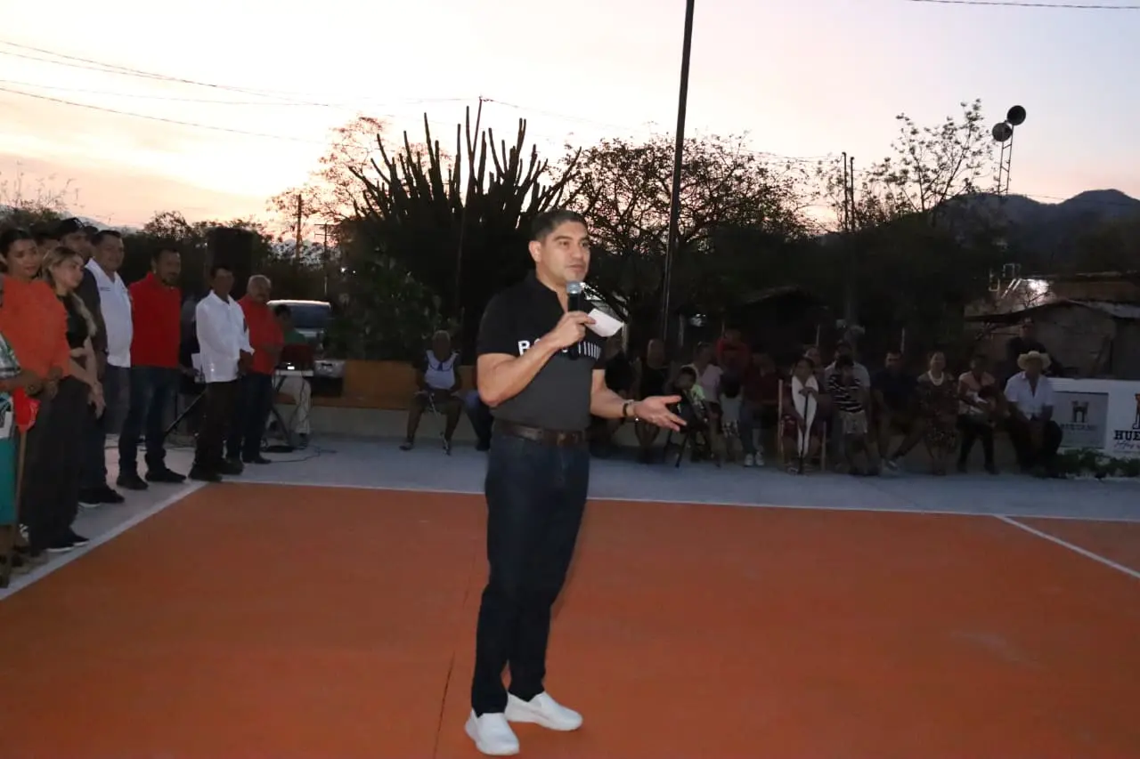 Entrega Pablo Varona una cancha jardín en Coenandio