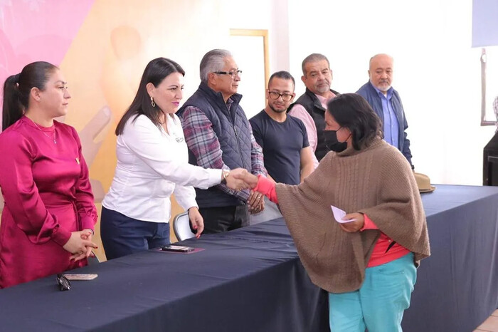 Entrega Sedebi apoyos económicos a mujeres y niñez con cáncer