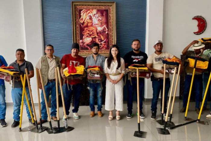 Entrega Yohana Mendoza, equipamiento completo a integrantes de la brigada forestal 1022; destacan coordinación con la Cofom