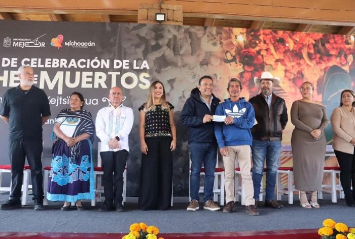 Entregan casi 4 mdp a municipios y comunidades para preservar la Noche de Muertos