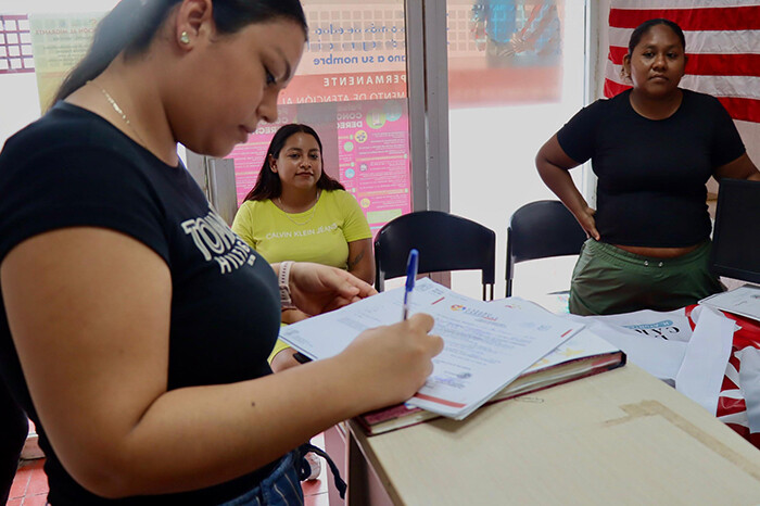  Entregan documentos de apostilla, traducción e inserción de doble nacionalidad en Lázaro Cárdenas