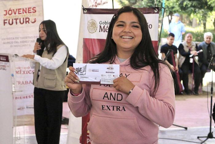 Entregan Tarjetas del Bienestar a jóvenes aprendices como parte del Plan Michoacán