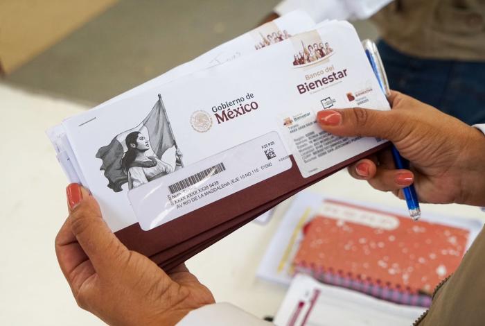 Entregan tarjetas del programa La Escuela es Nuestra