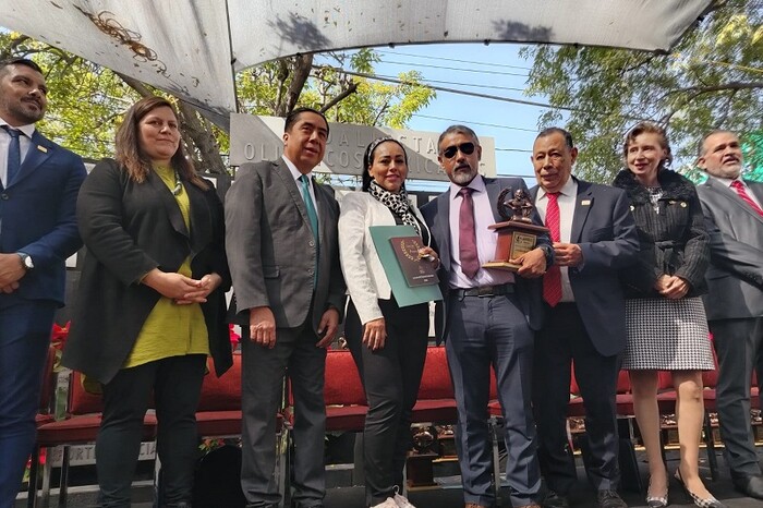 Entrenador de IMCUFIDE recibe el premio ‘Luchador Olmeca’