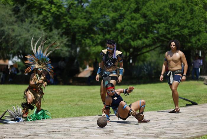Equipo purépecha enfrenta a Tecuexes de Jalisco en el traidicional juego de pelota