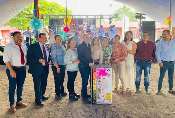 Eric Gaona celebra a los maestros de Tarímbaro con un emotivo festejo