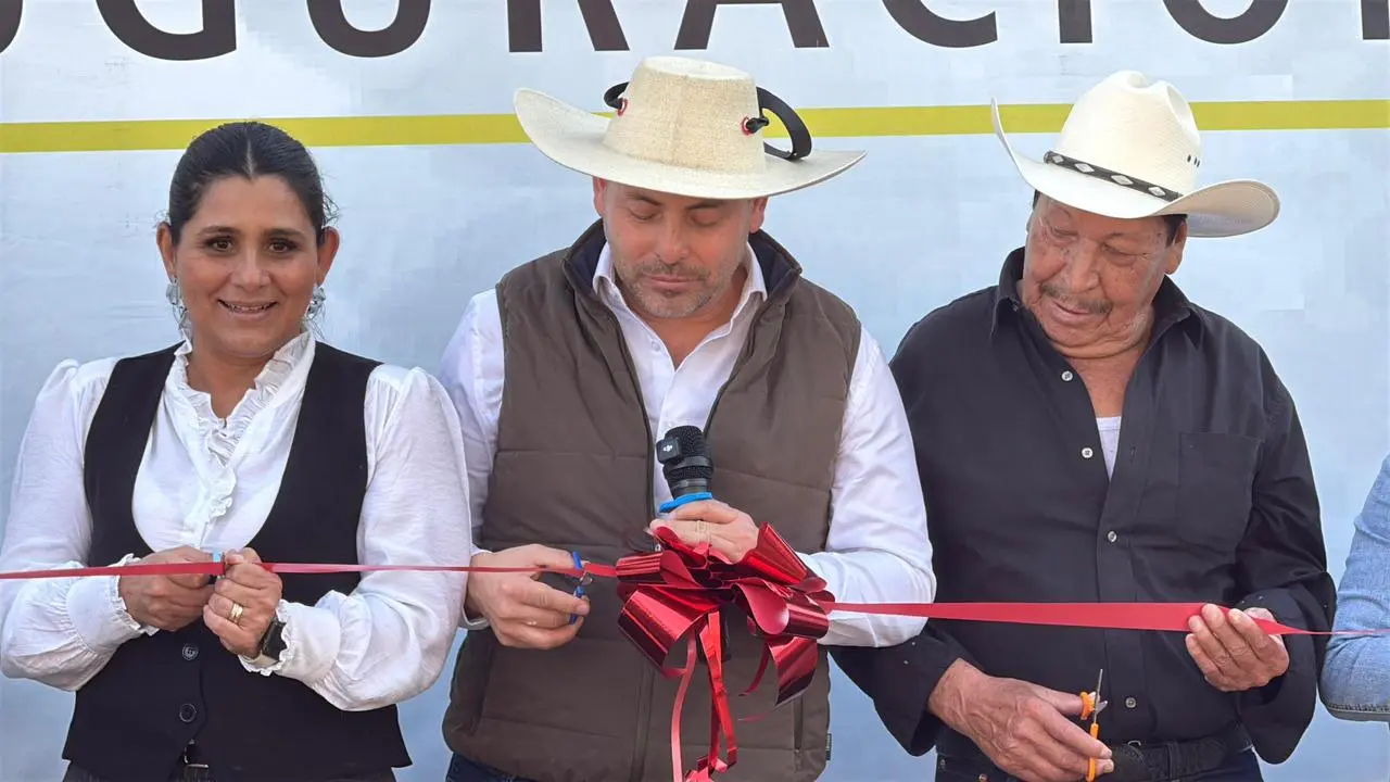 Eric Gaona entrega de red eléctrica y bomba de agua en la comunidad de El Puesto