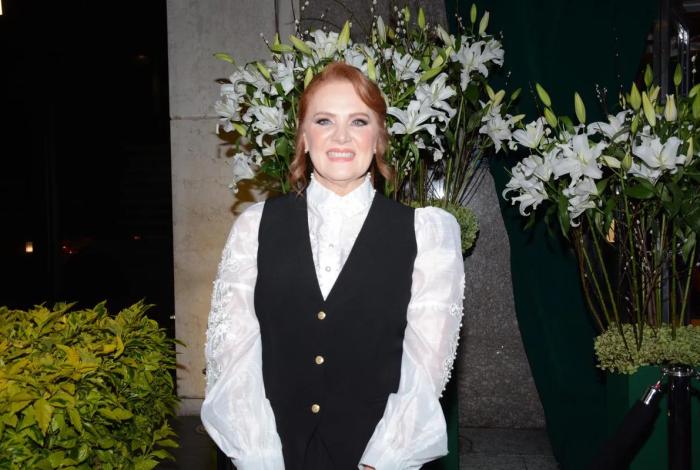 Erika Buenfil responde a críticas por foto con Brad Pitt